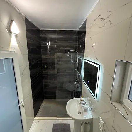 Alexandros בית הארחה צ'פרו